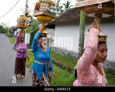 Femme Balinaise locale transportant des marchandises sur les têtes il y a Ubud Bali Indonésie Banque D'Images