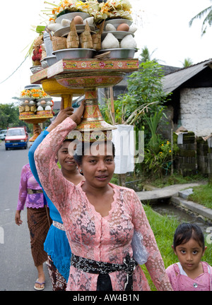 Femme Balinaise locale transportant des marchandises sur les têtes il y a Ubud Bali Indonésie Banque D'Images