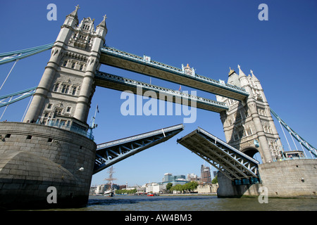 Tower Bridge remonte et ouvre à Londres Royaume-Uni contre le ciel bleu Banque D'Images