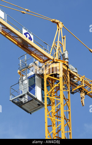Grue de construction jaune sur un ciel bleu Banque D'Images