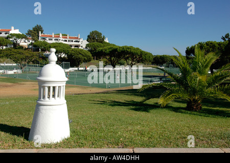 Centre de tennis dans le quartier chic de Vale de Lobo golf et resort en Algarve, la région la plus méridionale du Portugal Banque D'Images