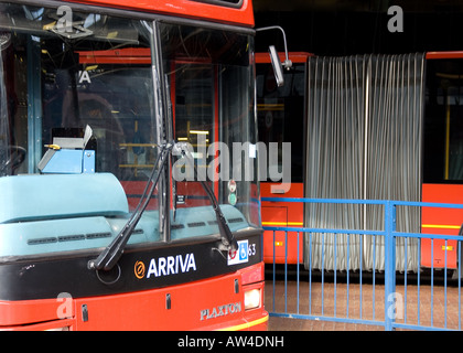 Double Decker et bendy bus rouge à l'extérieur de gare à Londres Banque D'Images