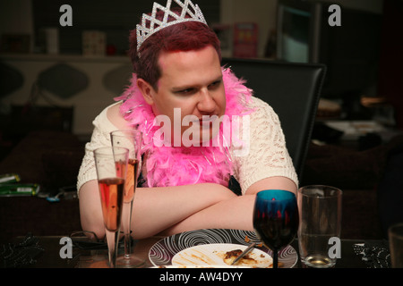 L'homme en robe de soirée à la table de dîner à dépression Banque D'Images