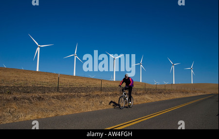 Un cycliste a passé des tours éoliennes du Montezuma Hills près de Rio Vista en Californie, le 27 sept 2007. (Photo de Kevin Bartram) Banque D'Images