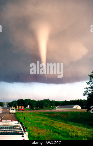 Tornade blanche formes de supercellule tourbillonnant orage près de Mulvane, Kansas, le 12 juin 2004. Storm Chasers watch ! Banque D'Images