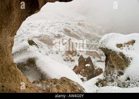 L'étrange sculpté et structures évidées de Göreme, Cappadoce, Turquie pendant le gel de l'hiver. Banque D'Images