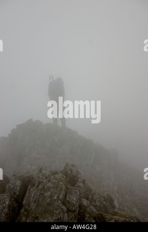 La figure de Walker Hill dans le brouillard sur une crête de montagne près de Snowdon Banque D'Images