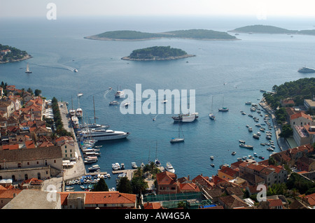 Le port de Hvar, Croatie, prise du château en fin d'après-midi Banque D'Images