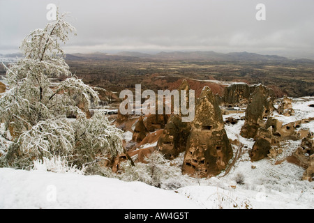 L'étrange sculpté et structures évidées de Göreme, Cappadoce, Turquie pendant le gel de l'hiver. Banque D'Images