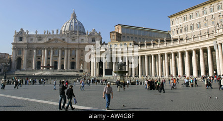 Les touristes visiter la Piazza San Pietro Basilique St Peters Square Vatican Rome Italie une attraction touristique populaire Banque D'Images