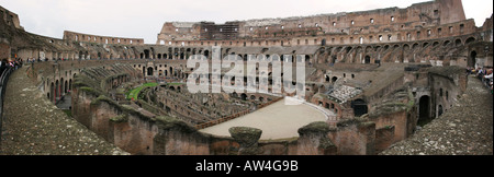 Vue panoramique interne complet de la célèbre attraction touristique de Rome le Colisée, destination de vacances Italie Banque D'Images
