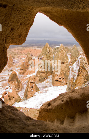 L'étrange sculpté et structures évidées de Göreme, Cappadoce, Turquie pendant le gel de l'hiver. Banque D'Images