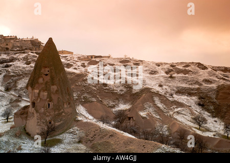 L'étrange sculpté et structures évidées de Göreme, Cappadoce, Turquie pendant le gel de l'hiver. Banque D'Images