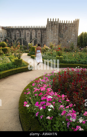 Une fille marche dans le "Santa Barbara' jardins, Braga, Portugal du nord Banque D'Images