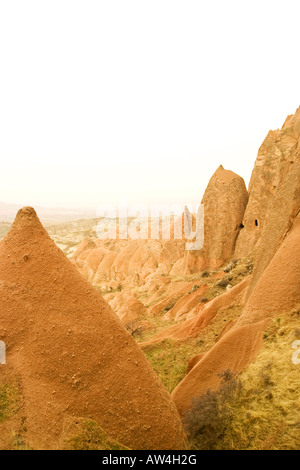 L'étrange sculpté et structures évidées de Göreme, Cappadoce, Turquie pendant le gel de l'hiver. Banque D'Images