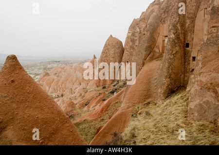 L'étrange sculpté et structures évidées de Göreme, Cappadoce, Turquie pendant le gel de l'hiver. Banque D'Images