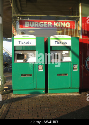 Croydon Tramlink Distributeurs automatiques à East Croydon Banque D'Images