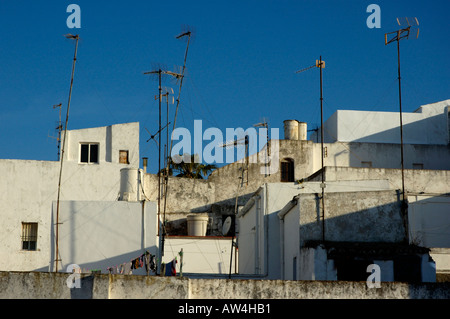 Antennes de télévision de travers sur les toits au lever du soleil, Tarifa, Andalousie, espagne. Banque D'Images