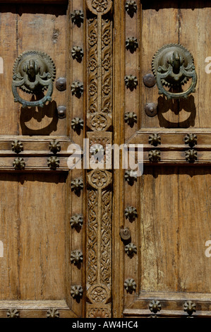 En bois de style andalou typique porte cloutée, Tarifa, Andalousie, espagne. Banque D'Images