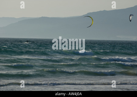 Espagne Andalousie Tarifa Beach avec kite surfeurs Banque D'Images