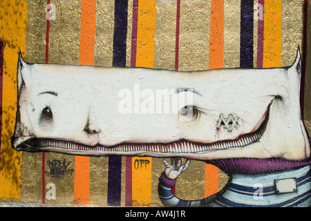 Un étranger graffiti sur un mur. Banque D'Images