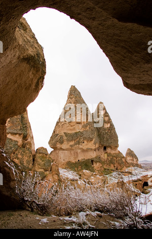 L'étrange sculpté et structures évidées de Göreme, Cappadoce, Turquie pendant le gel de l'hiver. Banque D'Images