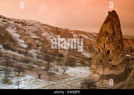 L'étrange sculpté et structures évidées de Göreme, Cappadoce, Turquie pendant le gel de l'hiver. Banque D'Images