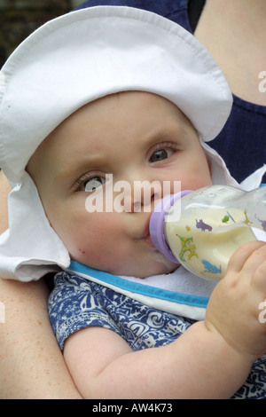 Bébé garçon de 9 mois, le lait de consommation d'une bouteille Banque D'Images