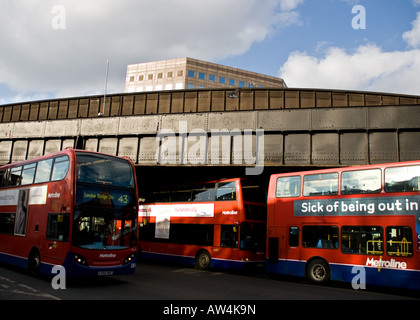 Flotte de bus à impériale rouge à l'extérieur de la station London Bridge Banque D'Images