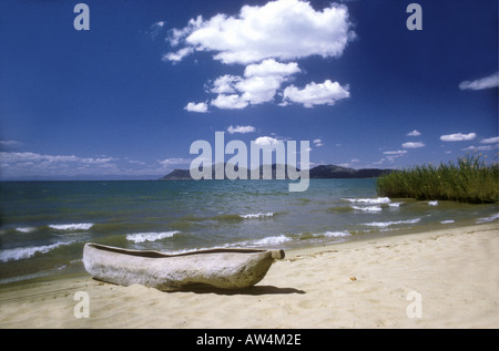 Le lac Malawi avec African creusées à canoë sur la rive de la Baie des singes à l'extrémité sud du lac Malawi Afrique du Sud Banque D'Images