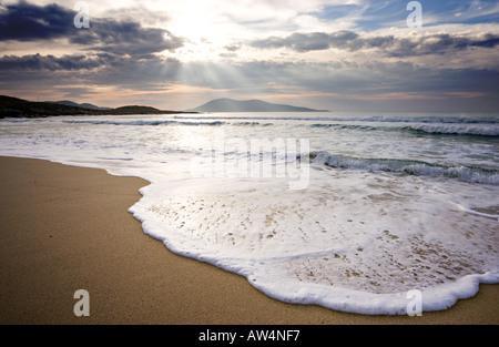 Surfez sur une plage déserte, à l'île de Harris Western Isles Hébrides extérieures en Écosse Banque D'Images