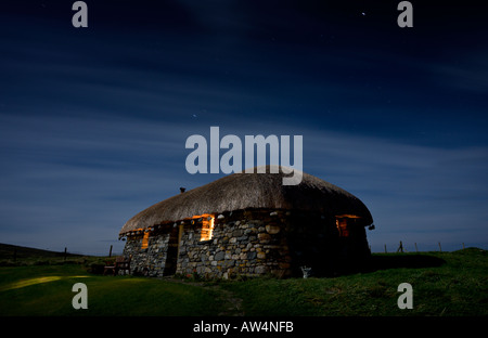 La nuit longue exposition de plats écossais Blackhouse sur l'Isle of Harris Western Isles Hébrides extérieures en Écosse Banque D'Images