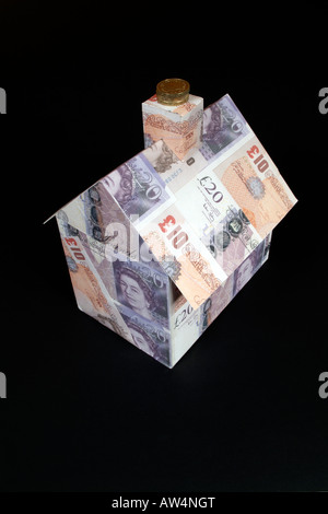 Propriété et Logement maison modèle couvert de billets britannique Banque D'Images