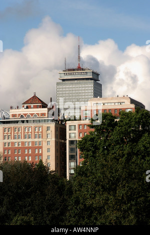La Prudential Tower se profile derrière les arbres et l'hôtel Taj Boston à Boston Massachusetts Banque D'Images