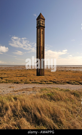 Le phare (Rampside Walney Channel Milieu de gamme à l'arrière). Rampside, Cumbria, Angleterre, Royaume-Uni, Europe. Banque D'Images