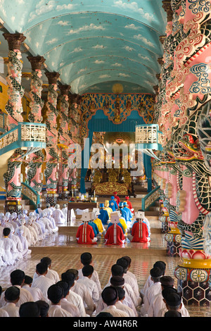 Une cérémonie de prière CAO DAI comme vue depuis le balcon de la GRAND TEMPLE DE CAO DAI VILLAGE TAY NINH VIETNAM Banque D'Images