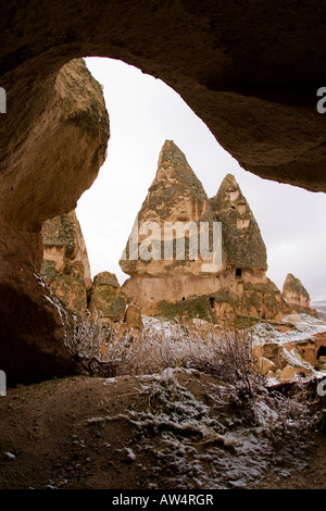 L'étrange sculpté et structures évidées de Göreme, Cappadoce, Turquie pendant le gel de l'hiver. Banque D'Images