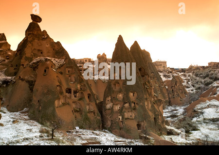 L'étrange sculpté et structures évidées de Göreme, Cappadoce, Turquie pendant le gel de l'hiver. Banque D'Images