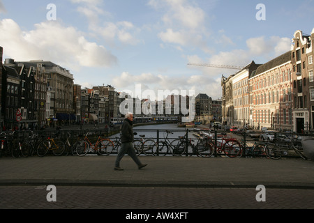 Les vélos et les anciens bâtiments le long d'un canal à Amsterdam. Banque D'Images