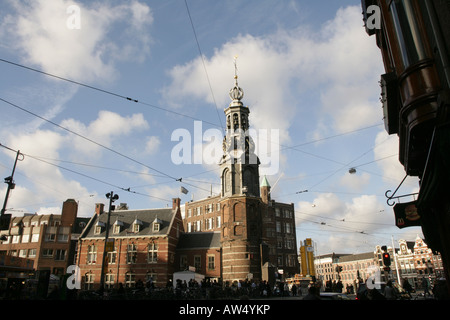 La Munttoren ou la tour à la place d'Amsterdam Muntplein. Banque D'Images