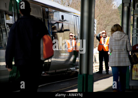 Garde côtière canadienne sur la plate-forme sur le point de voir le train Banque D'Images