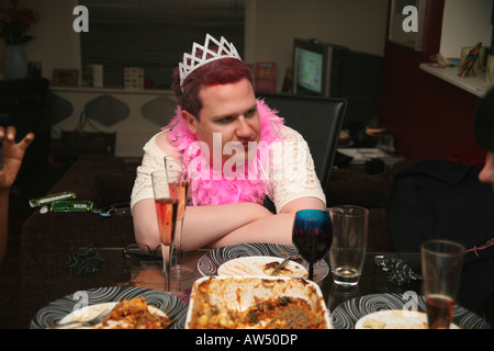 L'homme en robe de soirée à la table de dîner à dépression Banque D'Images