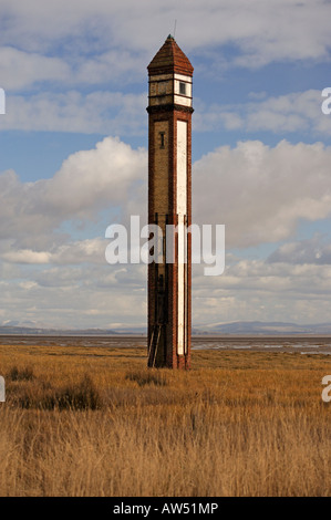 Le phare (Rampside Walney Channel Milieu de gamme à l'arrière). Rampside, Cumbria, Angleterre, Royaume-Uni, Europe. Banque D'Images