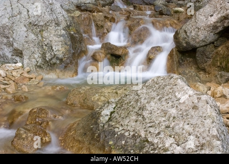 Petite Cascade dans Gordale Beck, Yorkshire Dales, North Yorkshire, Angleterre Banque D'Images