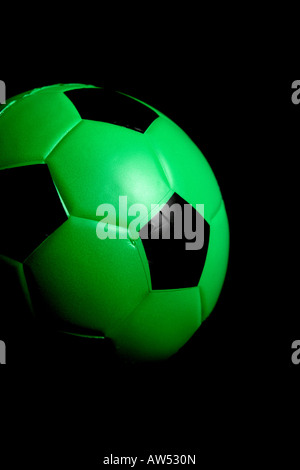 Un ballon de soccer vert dans le studio Banque D'Images