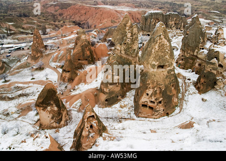 L'étrange sculpté et structures évidées de Göreme, Cappadoce, Turquie pendant le gel de l'hiver. Banque D'Images