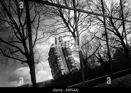 La réflexion d'Aylesbury dans les bureaux du conseil bâtiment moderne en verre face Banque D'Images