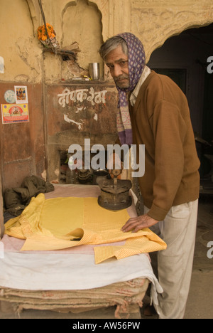 Portrait d'un homme Indien plus anciens vêtements repassage pour faire une vie. Banque D'Images