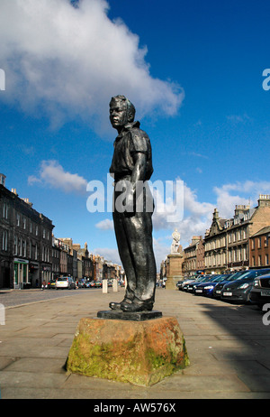 Une sculpture, par William Lamb se dresse sur la rue principale de Montrose Banque D'Images