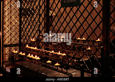 Rangées de bougies votives allumées dans la cathédrale de Chichester, West Sussex Banque D'Images